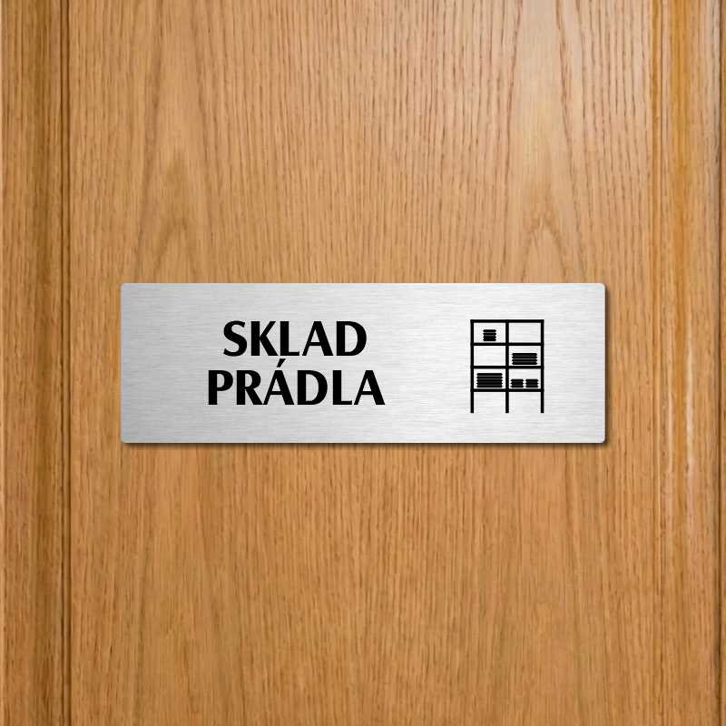 Sklad prádla, stříbrná popiska na dveře